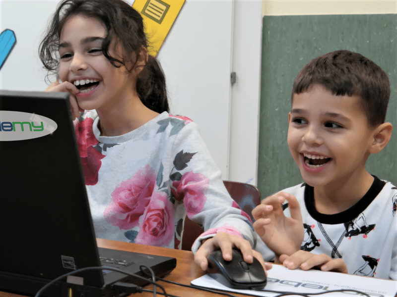 Kinder lernen über Computer bei acodemy